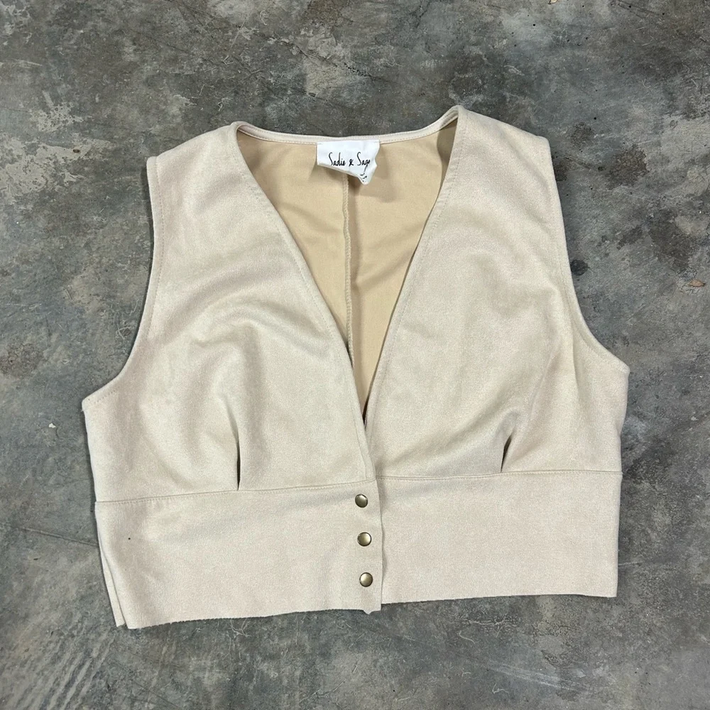 Sadie & Saige Chic Beige Buttoned Vest - Picture 3 of 7